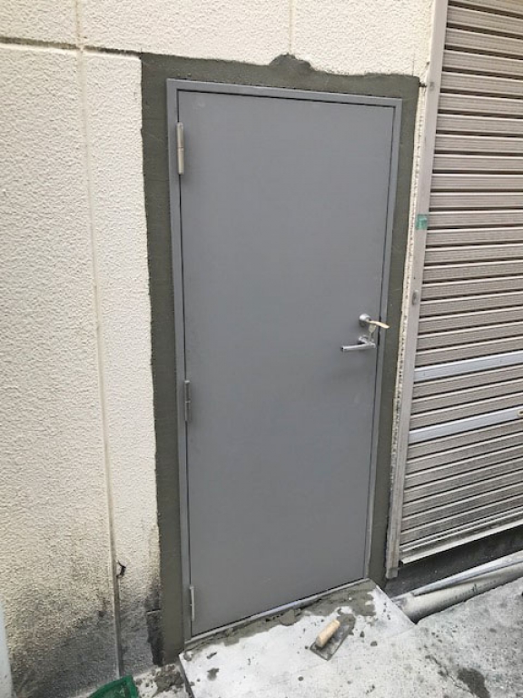 ドア交換１（施工中）